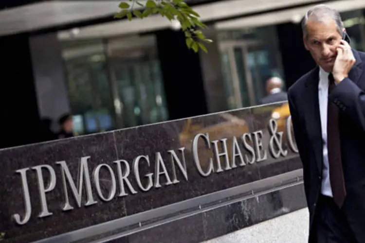 Homem caminha em frente a prédio da JP Morgan Chase: acusados teriam mascarado o volume das perdas causadas por posições no mercado de produtos derivados (Andrew Burton/Reuters)
