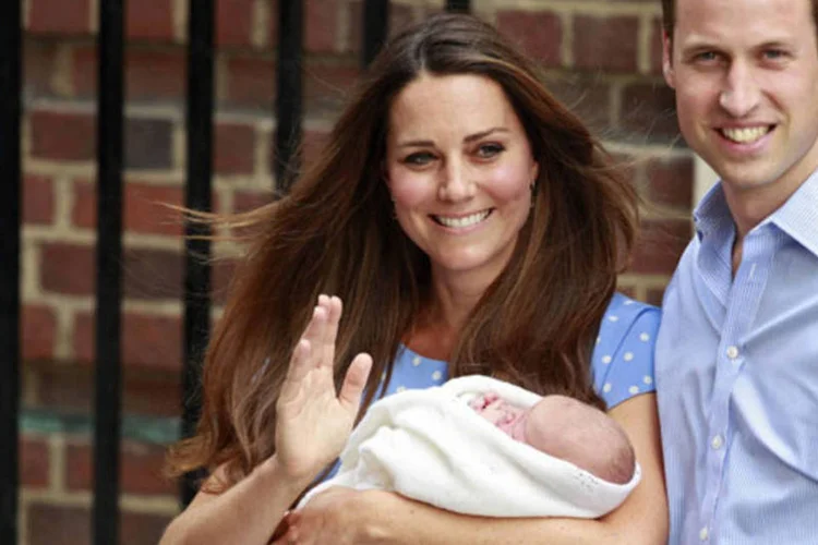 William, Kate e George: príncipe William brincou ao dizer que ser pai de primeira viagem é tão duro como ser piloto de helicóptero de resgate (Cathal McNaughton/Reuters)