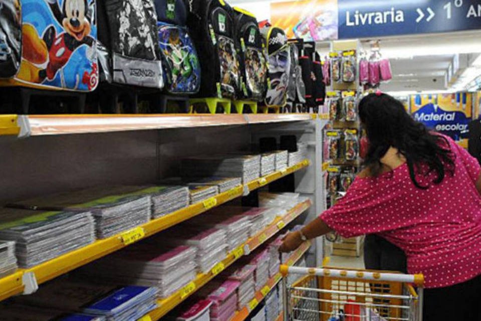 
	Consumidora compra material escolar: um total de 25 itens &eacute; abrangido pela portaria
 (Wilson Dias/Abr)
