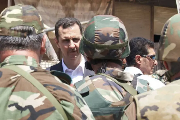 Bashar al-Assad conversa com militares: os inspetores da ONU entrevistarão vítimas e testemunhas dos supostos ataques (SANA/Handout via Reuters)