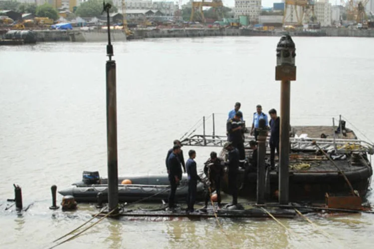 Equipes de resgate da Marinha da Índia: acidente ocorreu em um píer militar de Mumbai devido a uma explosão no interior da embarcação (Indian Ministry of Defence/Handout via Reuters)
