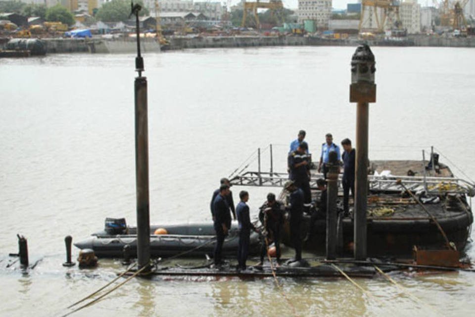 Marinha indiana continua buscando vítimas do submarino