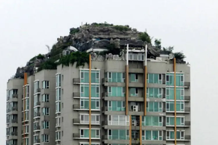 A "casa de montanha", em Pequim: obra foi construída na cobertura de um prédio de 26 andares, com rochas artificiais e vegetação verdadeira (Getty Images)
