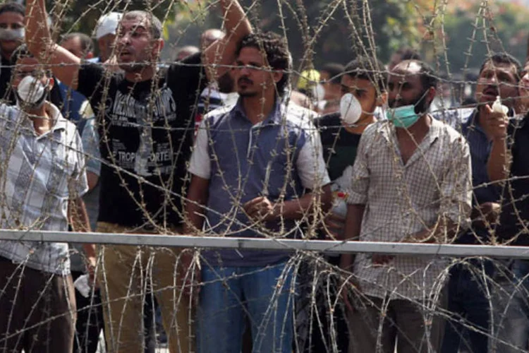 
	Apoiadores de Mursi em frente a delegacia no Egito: a ag&ecirc;ncia divulgou que v&iacute;timas foram mortas por tiros
 (Asmaa Waguih/Reuters)