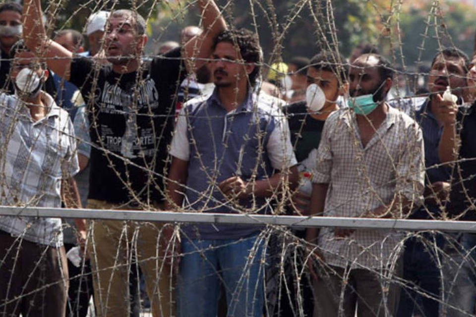 Ataque mata três policiais em delegacia no sul do Cairo