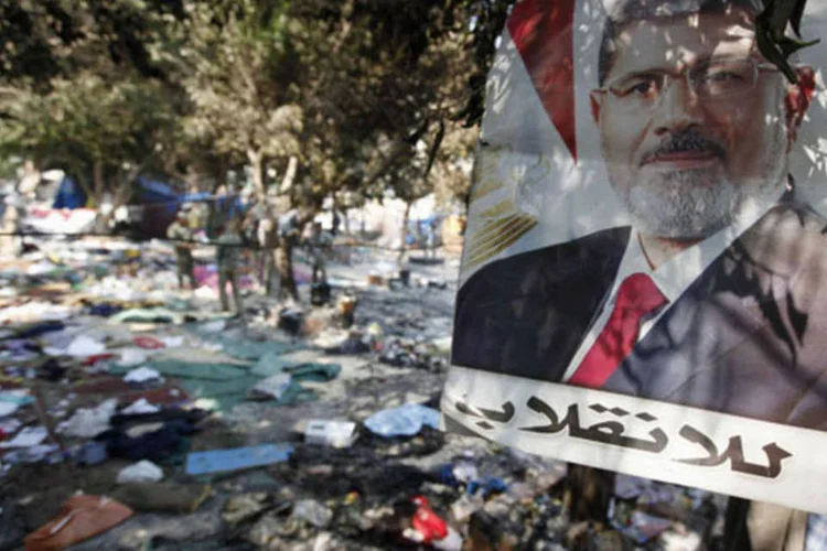 Poster de Mohamed Mursi em acampamento no Egito: chefe de governo expressou solidariedade pelos atos de violência ocorridos em igrejas (Mohamed Abd El Ghany/Reuters)