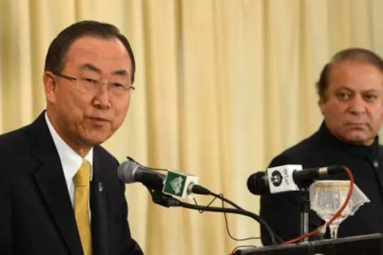 Secretário-geral da ONU, Ban Ki-moon (e), e o primeiro-ministro paquistanês, Nawaz Sharif: Ban apoia negociações diretas entre israelenses e palestinos (Farooq Naeem/AFP)