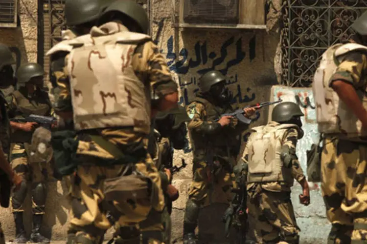 
	Soldados durante conflitos no Egito: um dos dirigentes do movimento islamita pediu que o governo eg&iacute;pcio &quot;ponha fim ao derramamento de sangue&quot;
 (Asmaa Waguih/Reuters)