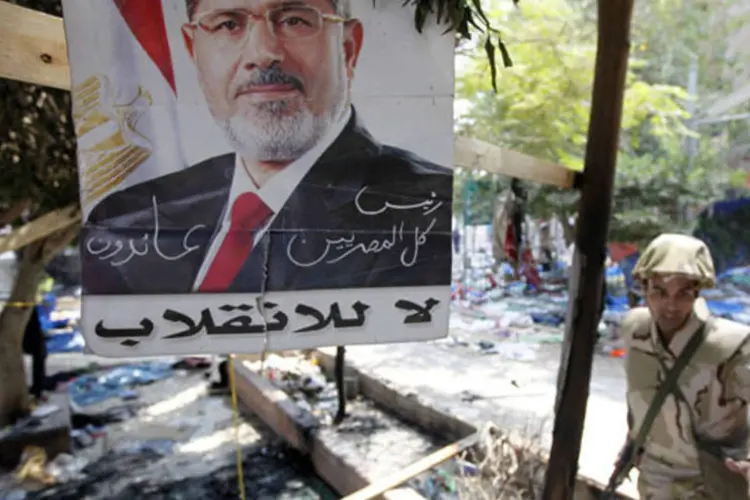 Soldado em acampamento de partidários de Mursi: além da medida cautelar, o juiz ordenou deter 32 dirigentes da Irmandade Muçulmana (Mohamed Abd El Ghany/Reuters)