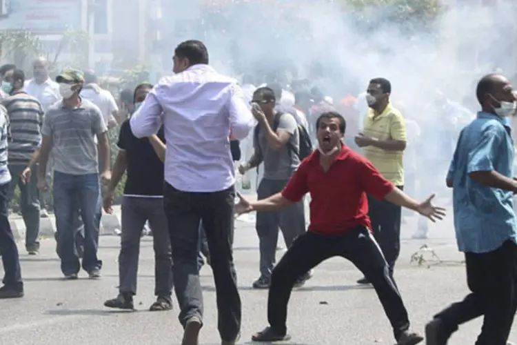 Confronto entre partidários e opositores de Mursi: nos choques, os adversários usaram pedras e houve um tiroteio, segundo agência de notícias estatal (Asmaa Waguih/Reuters)