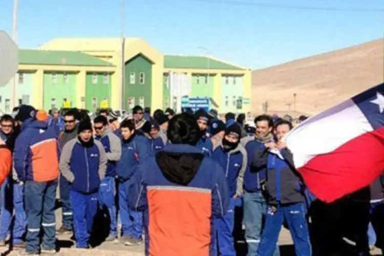 Funcionários da mina Escondida, no Chile: o protesto foi realizado pelos 2.500 operários  (AFP)
