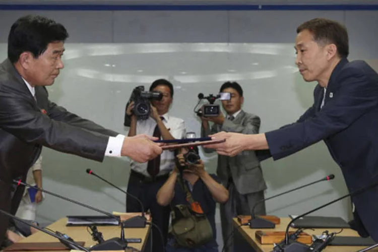 
	L&iacute;deres norte e sul-coreanos: novo encontro seria passo importante na rela&ccedil;&atilde;o entre pa&iacute;ses, principalmente ap&oacute;s acordo para reabrir complexo industrial
 (Korea Pool/News1/Reuters)