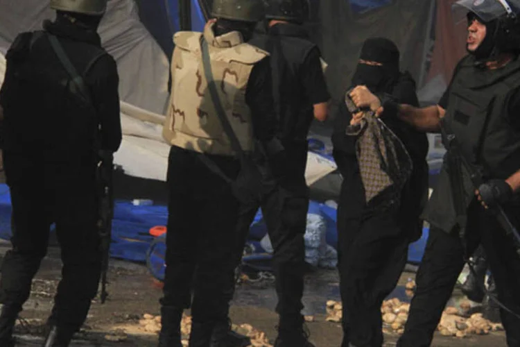 
	Militares com manifestante pr&oacute;-Mursi, no Egito: tamb&eacute;m foram confiscados coletes &agrave; prova de bala e 9.794 muni&ccedil;&otilde;es de v&aacute;rios calibres
 (Stringer/Reuters)