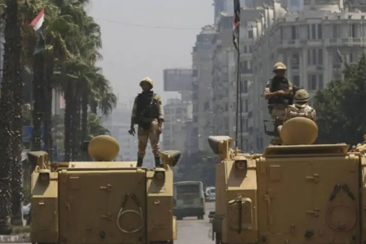 
	Soldados posicionados em rua do Cairo, no Egito
 (Louafi Larbi/Reuters)