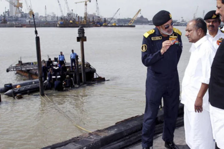 Membros da Marinha e do Ministério da Defesa da Índia durante resgate de submarino: "operação ainda continua", afirmou porta-voz (Indian Ministry of Defence/Handout/Reuters)