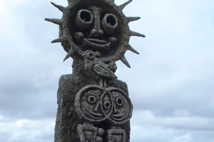 Monumento de Picasso: desenhos mostram características lúdicas das imagens de Picasso, com formas mitológicas, rostos primitivos, animais e touradas (Wikimedia Commons)