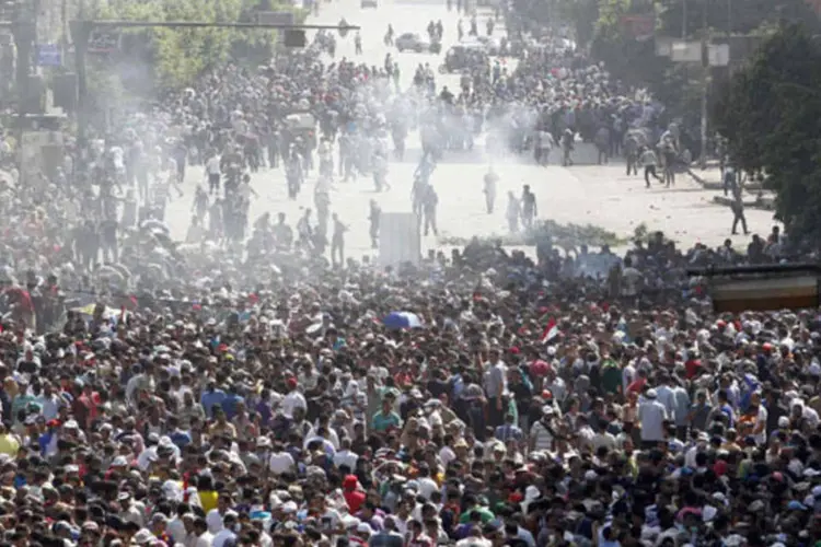 
	Manifestantes em rua do Cairo: alerta do Itamaraty ocorre ap&oacute;s morte de 525 pessoas, em dois dias, durante confrontos entre manifestantes e policiais no Cairo
 (Louafi Larbi /Reuters)