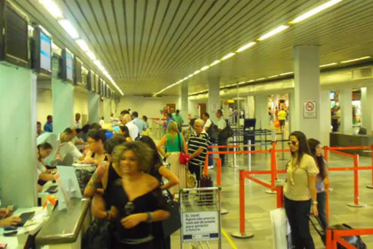 
	Passageiros em aeroporto: companhias a&eacute;reas dizem que 57% de seus custos de opera&ccedil;&atilde;o dependem do d&oacute;lar
 (Wikimedia Commons)