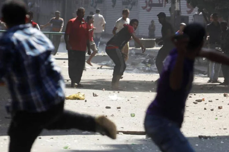 
	Partid&aacute;rios e opositores de Mohamed Mursi se enfrentam no Egito: sangue&nbsp;&quot;aumentar&aacute; a insist&ecirc;ncia do povo eg&iacute;pcio para acabar com o golpe militar&quot;, dizem islamitas
 (Amr Abdallah Dalsh /Reuters)