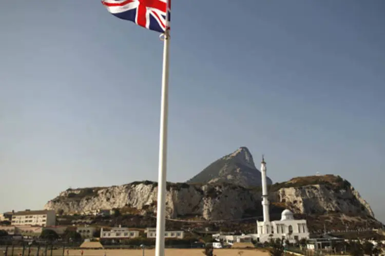 Bandeira britânica com o penhasco de Gibraltar ao fundo: ações para ampliação de território são "inadmissíveis", segundo governo espanhol (Jon Nazca/Reuters)