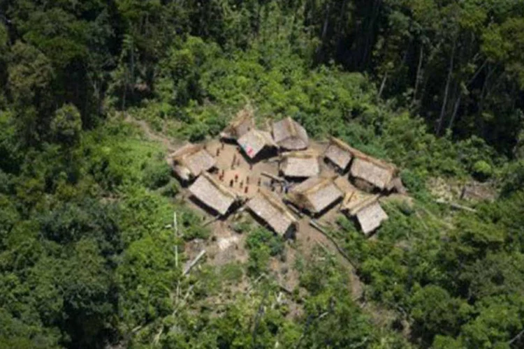 
	Vista a&eacute;rea de comunidade ind&iacute;gena no Amazonas: entre agosto de 2012 e junho de 2013, o Instituto Imazon detectou um aumento de 100% do desmatamento
 (Leo Ramírez/AFP)