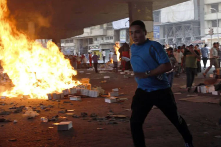 
	Partid&aacute;rios de Mursi correm durante confrontos no Egito: enquanto o Minist&eacute;rio da Sa&uacute;de fala de 17 mortos, em todo o pa&iacute;s, a Irmandade anunciou ter mais de 50 mortos s&oacute; no bairro de Rams&eacute;s, no centro do Cairo
 (Steve Crisp/Reuters)