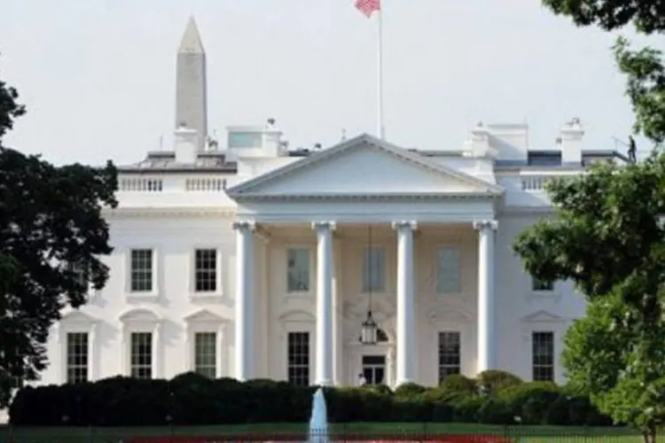 
	Turistas em frente &agrave; Casa Branca: Sasha, de 12 anos, ainda estar&aacute; no ensino m&eacute;dio quando Obama deixar o cargo
 (Jewel Samad/AFP)