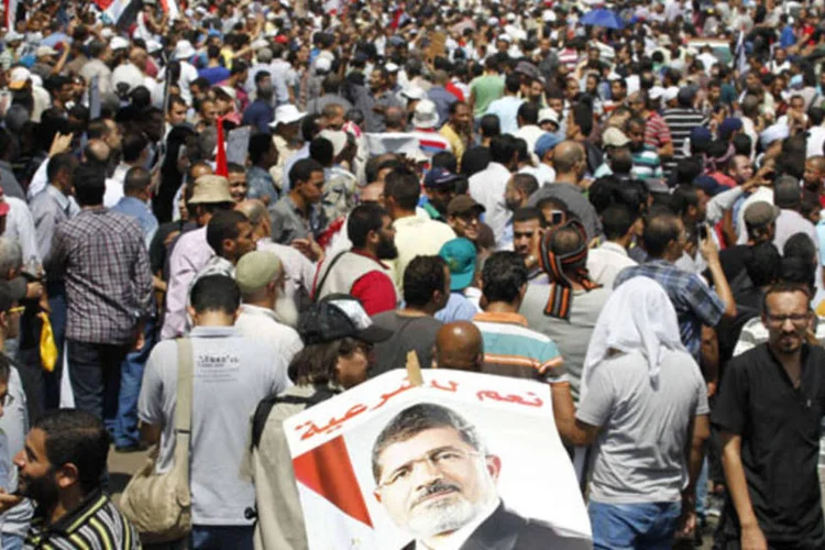 
	Partid&aacute;rios de Mursi em marcha no Egito: os militantes haviam anunciado nove manifesta&ccedil;&otilde;es no Cairo neste domingo como parte da &quot;semana contra o golpe de Estado&quot;
 (Muhammad Hamed/Reuters)