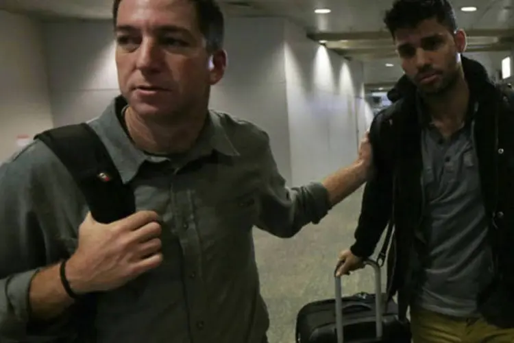 
	Jornalista norte-americano Glenn Greenwald recebe seu companheiro David Miranda no aeroporto internacional do Rio de Janeiro
 (Ricardo Moraes/Reuters)