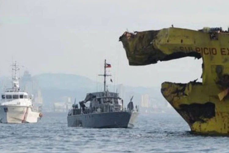 
	Guarda costeira em a&ccedil;&atilde;o sobre navio cargueiro nas Filipinas: embarca&ccedil;&atilde;o est&aacute; a 30 metros de profundidade
 (Ted Aljibe/AFP)