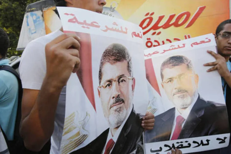
	Apoiadores do presidente deposto Mohamed Mursi: Irmandade Mu&ccedil;ulmana acusou autoridades de torturar e carbonizar 36 detidos
 (Youssef Boudlal/Reuters)