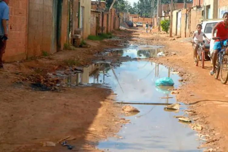 
	Local sem saneamento b&aacute;sico em Bras&iacute;lia: &nbsp;raio X da ONU reflete crise do pa&iacute;s
 (Valter Campanato/Agência Brasil)