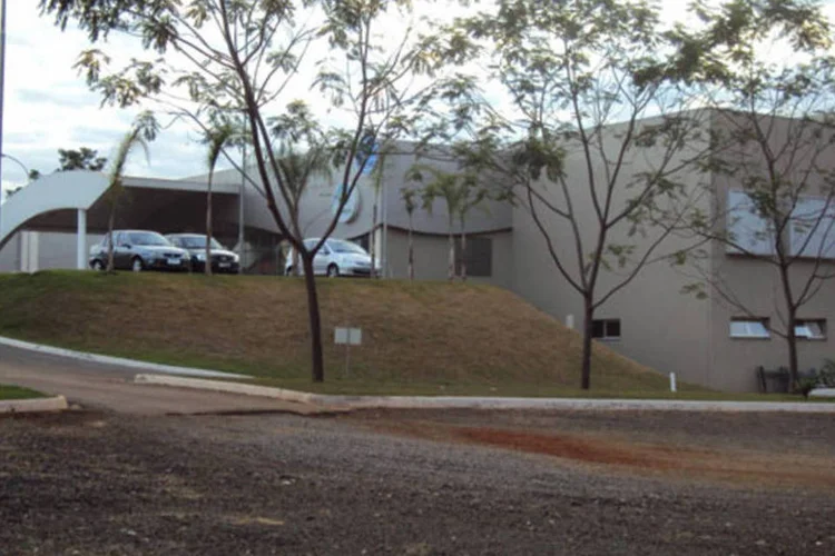 Hospital Estadual de Ribeirão Preto: quase 50% dos médicos que atuam em São Paulo, ou 50.740, estão na capital (Wikimedia Commons)