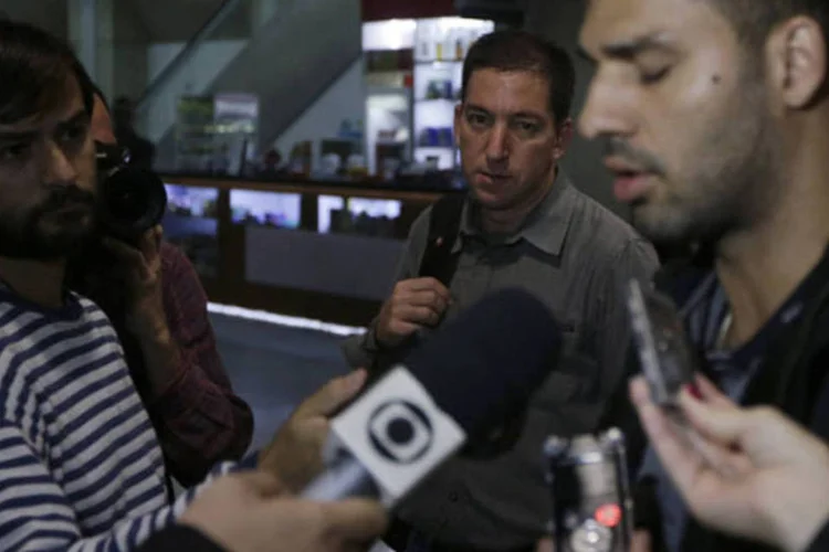 
	David Miranda (d) e o jornalista Glenn Greenwald (c): Londres argumentou que decis&atilde;o em virtude da lei antiterrorista &eacute; responsabilidade da pol&iacute;cia
 (Ricardo Moraes/Reuters)