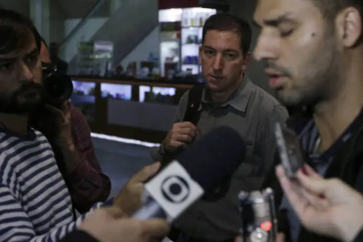 David Miranda (d) e o jornalista Glenn Greenwald (c): detenção gerou polêmica e levou um comitê parlamentar de Interior a exigir explicações da polícia (Ricardo Moraes/Reuters)