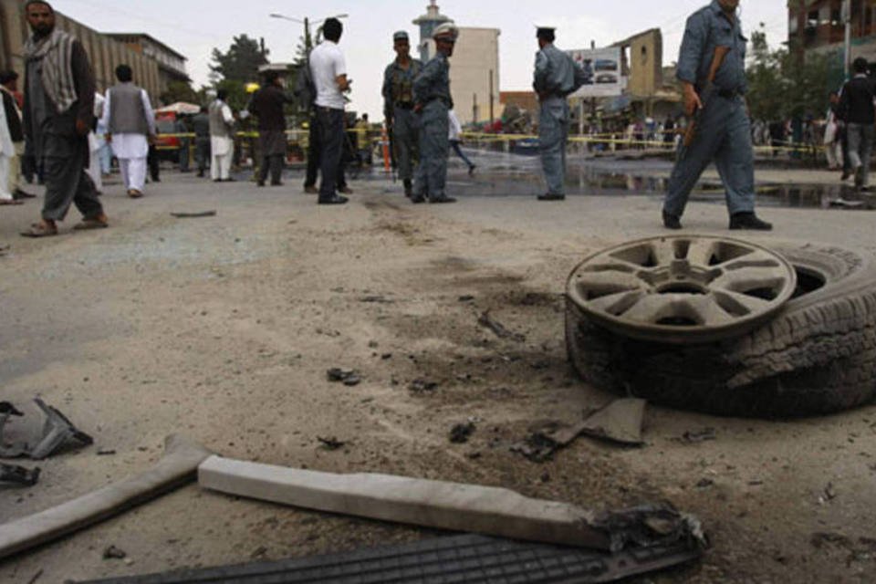 Ataque no Afeganistão mata 12 policiais e 70 talebans