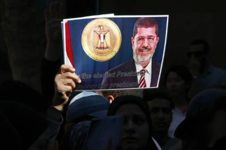 Apoiadores do presidente deposto Mohamed Mursi: novo processo o responsabiliza por confrontos em dezembro em frente ao palácio presidencial (David Gray /Reuters)