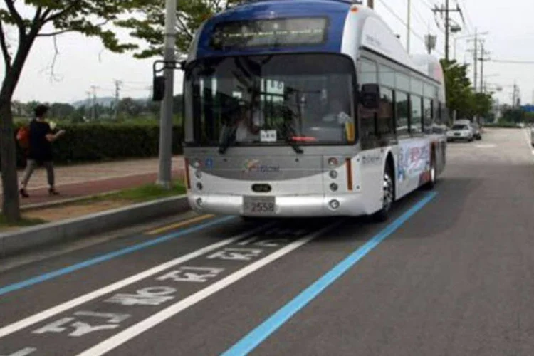 O "Online Electric Vehicle" (OLEV) na Coreia do Sul: cada veículo custa cerca de 472 mil euros (Yonhap/AFP)
