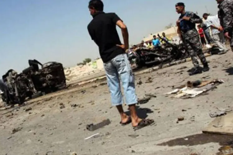 Curiosos e membros do Exército em local de atentado em Bagdá: Ministério da Justiça não revelou a data das execuções (Ali al-Saadi/AFP)