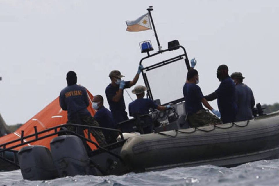 
	Marinha prossegue com buscas por v&iacute;timas do naufr&aacute;gio nas Filipinas: combust&iacute;vel da embarca&ccedil;&atilde;o contaminou as &aacute;guas das proximidades
 (Erik De Castr/Reuters)