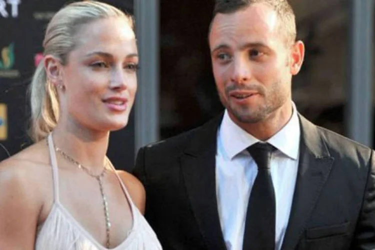 
	Oscar Pistorius e sua ex-namorada Reeva Steenkamp, durante premia&ccedil;&atilde;o: pais dela pedem 220 mil euros por perdas e danos, diz imprensa
 (Lucky Nxumalo/AFP)