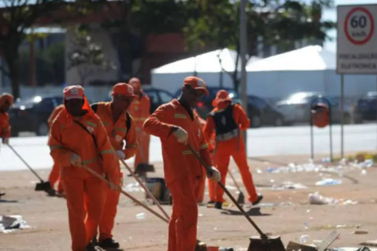 Garis recolhem lixo: garis, guardas municipais e policiais militares circularão pela cidade multando quem jogar lixo no chão (Antônio Cruz/ABr)