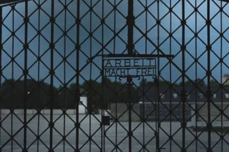 
	Port&atilde;o do campo de concentra&ccedil;&atilde;o de Dachau: ladr&otilde;es furtaram o port&atilde;o
 (Guenter Schiffmann/AFP)