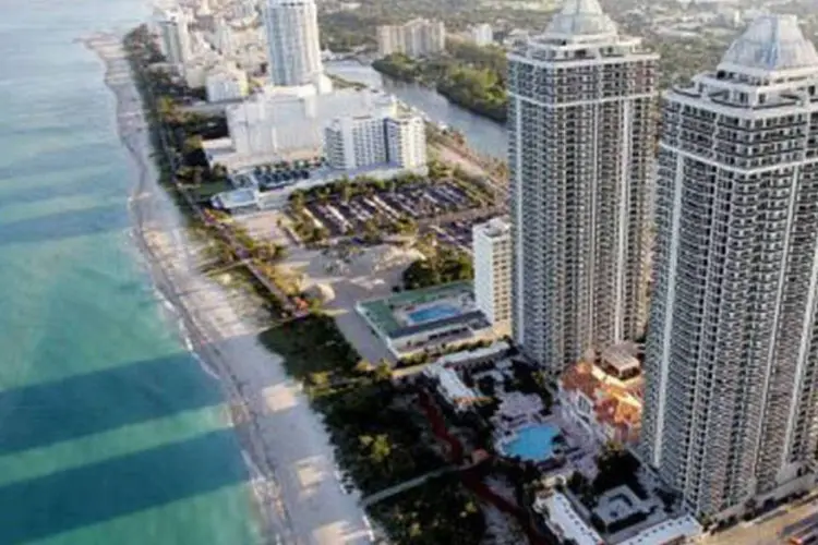 Vista da praia de Miami: perdas atuais são de US$ 6 bilhões ao ano (Roberto Schmidt/AFP)