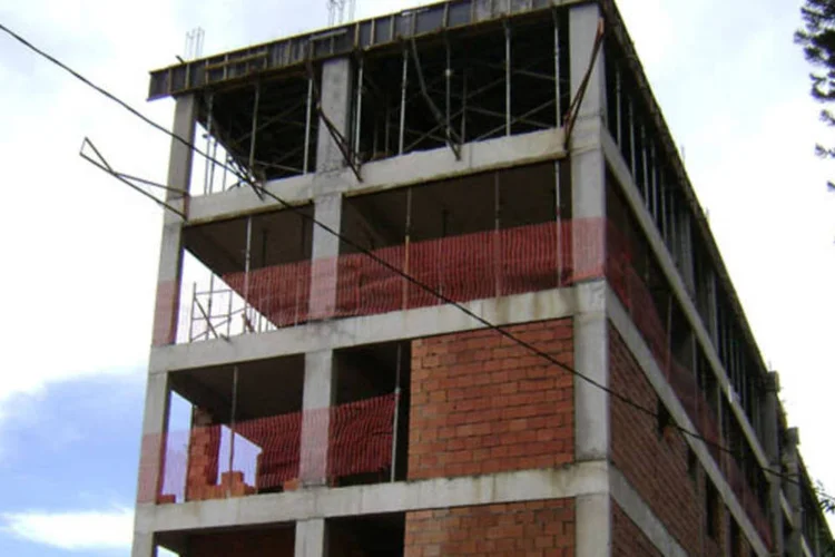 
	Pr&eacute;dio em constru&ccedil;&atilde;o: queda foi devido a redu&ccedil;&otilde;es nos Pre&ccedil;os ao Produtor Amplo, no &Iacute;ndice Nacional de Custo da Constru&ccedil;&atilde;o e no &Iacute;ndice de Pre&ccedil;os ao Consumidor
 (Wikimedia Commons)