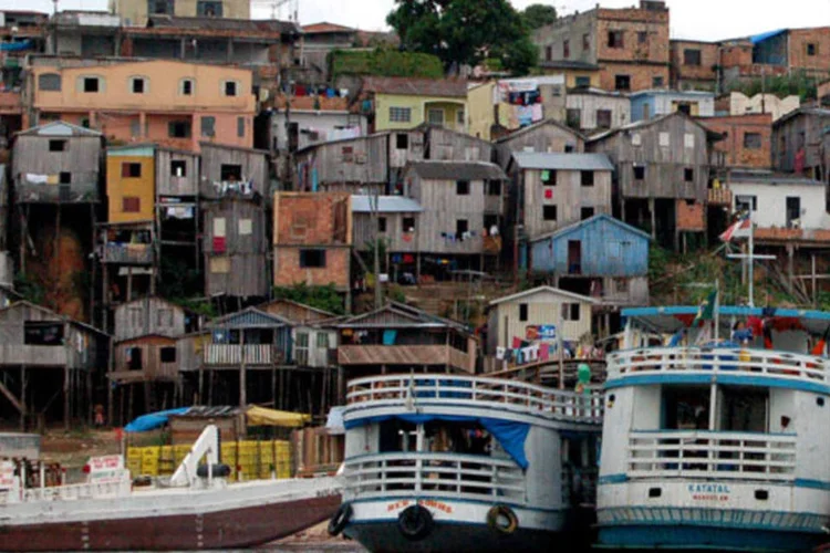 Manaus, no Amazonas: famílias vivem de forma precária em comunidades da cidade (Wikimedia Commons)