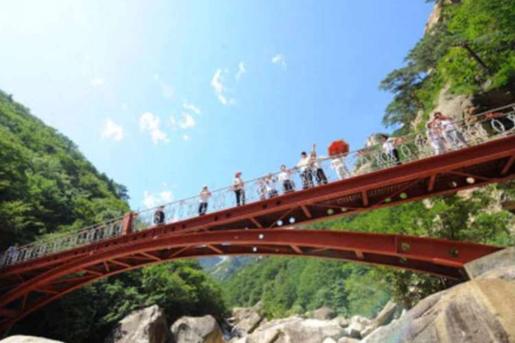 
	Turistas no Monte Kumgang, projeto tur&iacute;stico conjunto das Coreias: atividades foram suspensas ap&oacute;s turista sul-coreano ser morto por soldado do Norte
 (Getty Images)