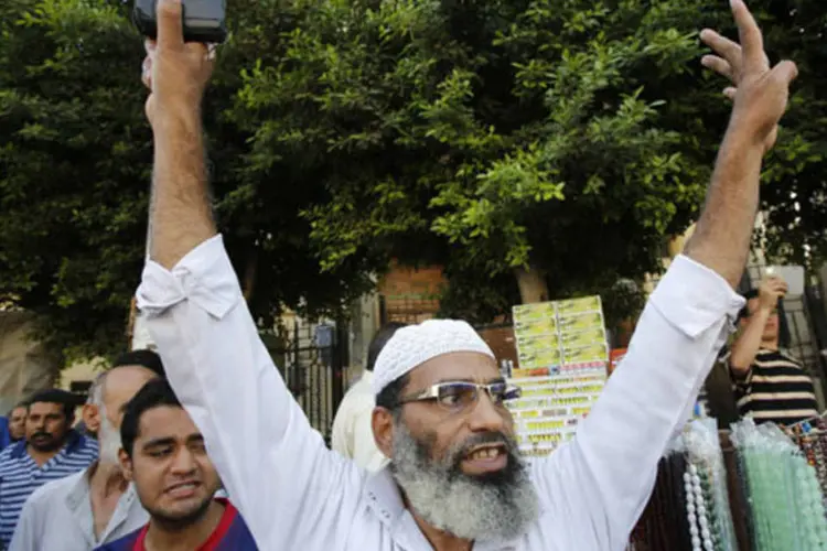 
	Apoiador da Irmandade Mu&ccedil;ulmana: islamitas foram acusados de ter destru&iacute;do seis ve&iacute;culos militares e agredido soldados nas manifesta&ccedil;&otilde;es do m&ecirc;s passado
 (Youssef Boudlal/Reuters)