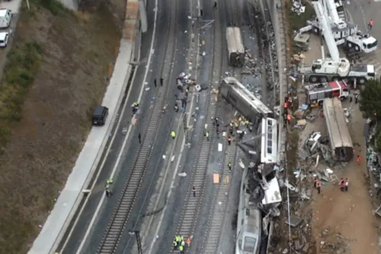Vista-aérea do acidente de trem na Espanha: morreram 79 pessoas e mais de 150 ficaram feridas (Aeromedia.es/Reuters)