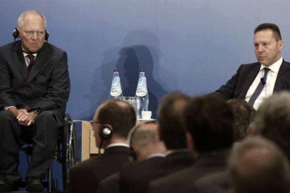 Ministro grego desmente necessidade de terceiro resgate